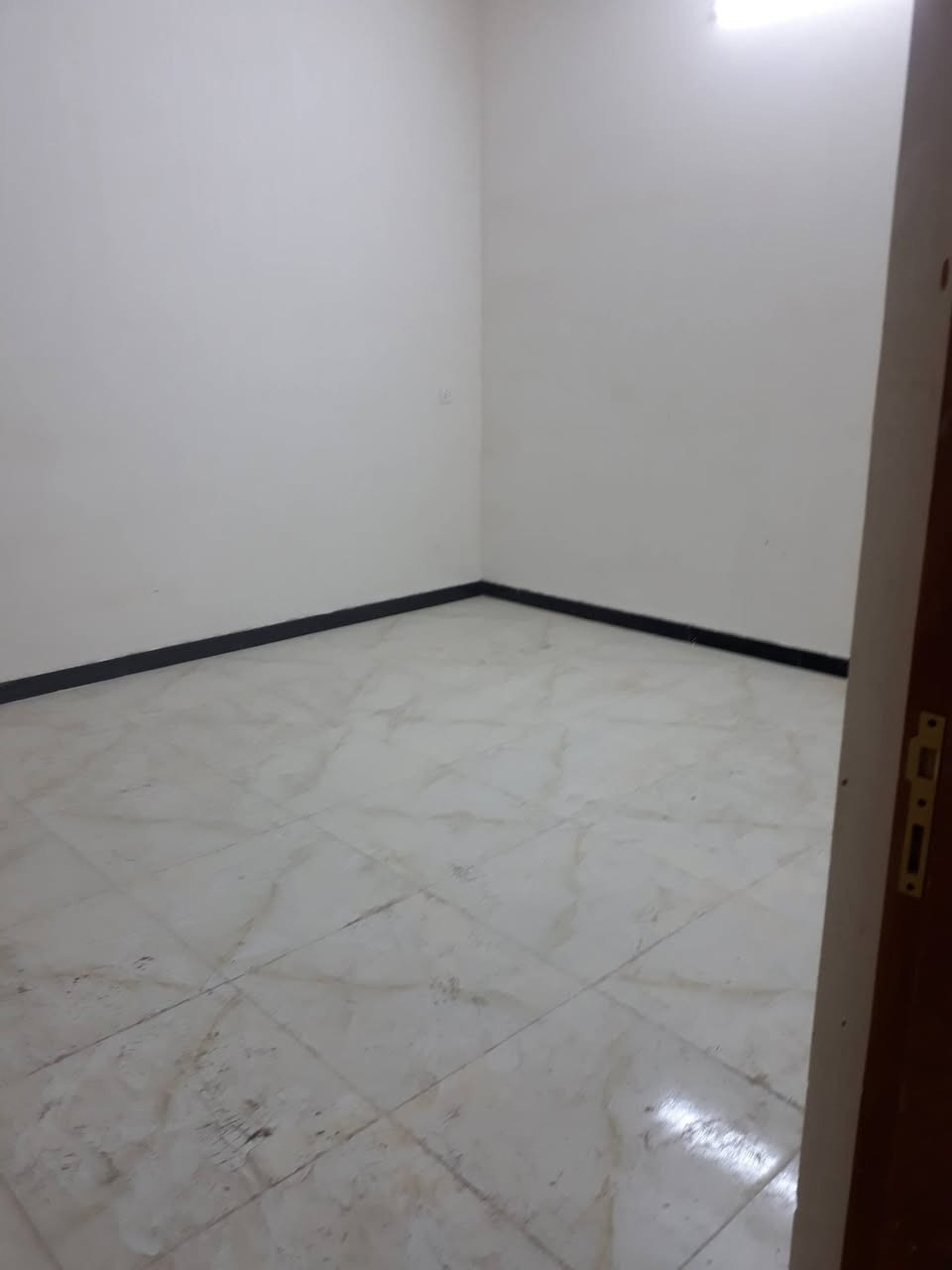 شقة للإيجار طابق ثاني بدون دلالية 

الموقع / بغداد قضاء المحمودية 
حي السلام المربع الاول بالقرب من شارع معرض الكرار مقابل مدرسة شذى الورد الابتدائية  

المساحة / 100 متر مربع

عدد الغرف / واحد 

ملحقات / مطبخ / استقبال /هول داخلي /صحيات منفصلة / بلكونة

نوع البناء / تشطيب جديد

ارضية / بورسلين

جدران / سيراميك 

خدمات 
البناية مراقبة بالكامرات / خط مولدة جاهز / خطوط كهرباء حمل ثقيل أجهزة التدفئة والتبريد والسخان/ تانكي ماء سعة الف لتر / قفص مكيف جاهز / قفص مبردة جاهز

للاستفسار عن سعر الايجار  الاتصال 

***********

***********
