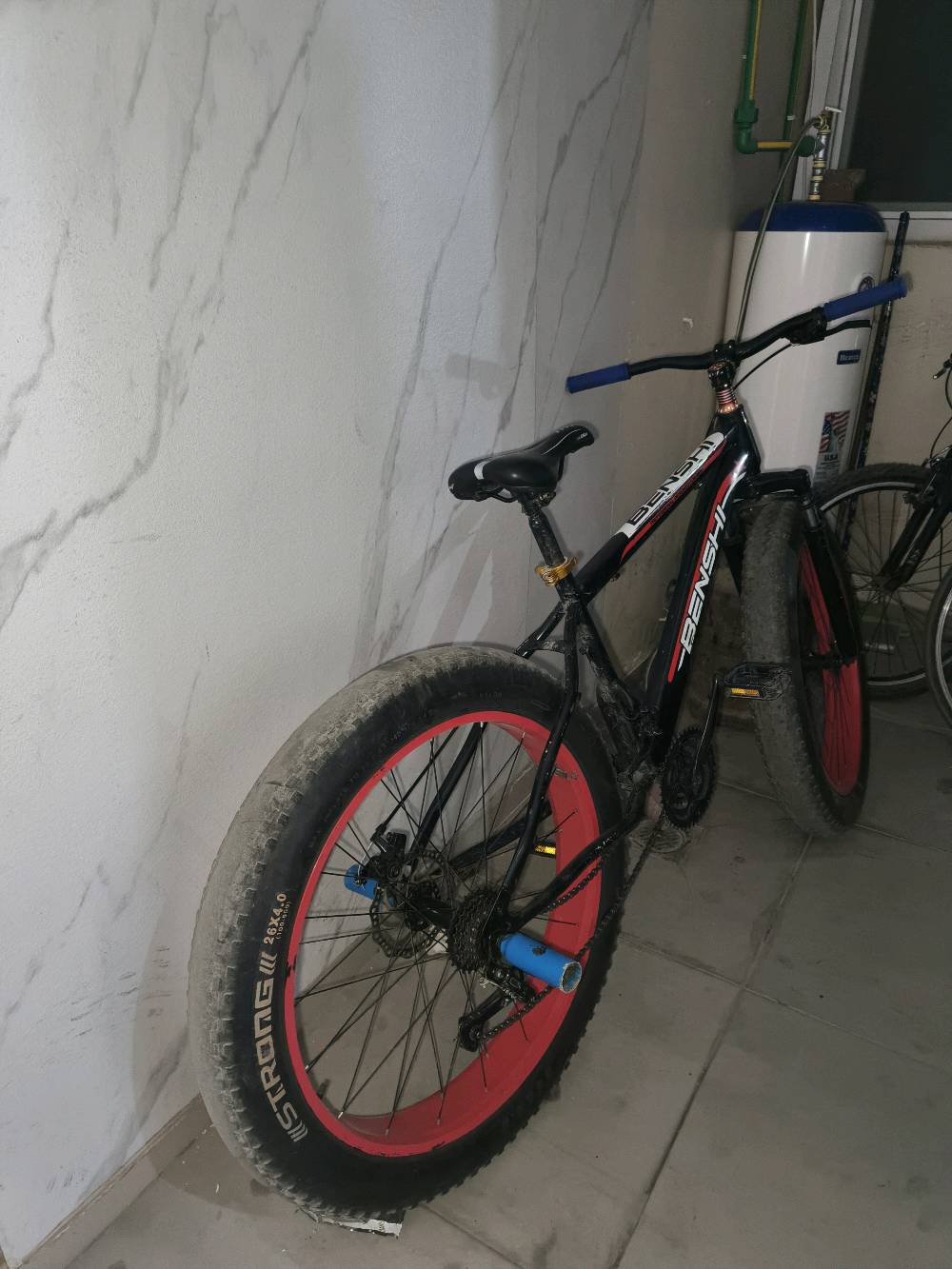 بايسكل دبابه للبيع حجم 27 البايسكل نظيف وناقصه بس تبديل سنجيل وعكربه سعر البايسكل 90 ألف وبي مجال عنواني بغداد القادسيه 