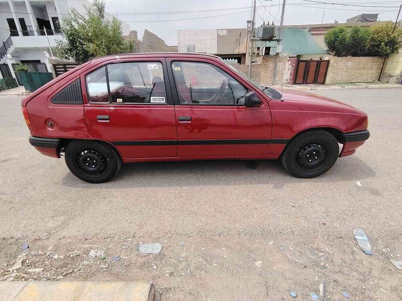 سيارة اوبل كاديت موديل ١٩٩١ حجم ١٦ محرك ما بيه عيب سياره نظيفة كهربائيات كلها شغال سنوية منتهي من ٢١ وبطاقة بنزين موجود سعر ٢٠ ورقة بيها مجال بسيط ***********
