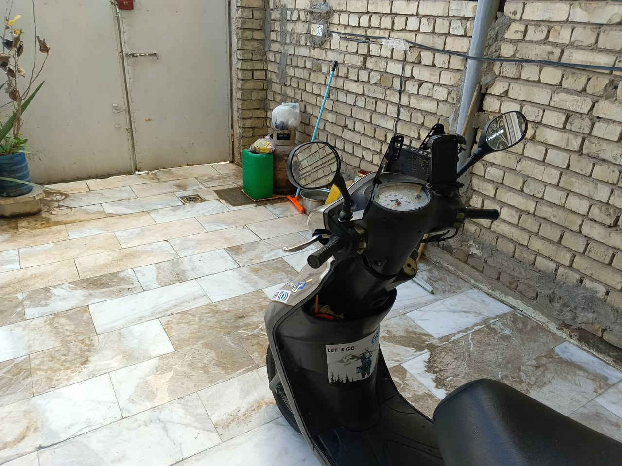 السلام عليكم بريز ببغاء للبيع كفاله عامه من كلشي مكينه ما مفتوحه مابيهة اي نقص الصور تحكم الدراجه جديده بانزين كله محسن دهن امزويل دبلات جدد كلجات وقايش جدد تاخذهة ربع ماتصرف عليهة رايدهة بمليون و100 وبيهة مجال مكاني بغداد البلديات ***********
