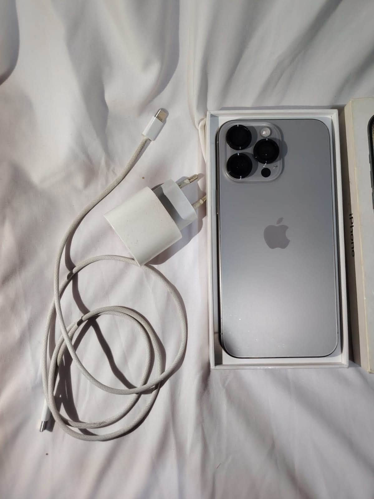 iPhone 15 Pro Max
اللون: تيتانيوم
الذاكرة: 256GB
البطارية: 100% (عدد الشحنات 460 )
 الجهاز جديد ونظيف ، فطر بالكلاسة اسفل الشاشة فقط 
ملحقات كاملة ، السعر 900 ( قابل للتفاوض )
العنوان بغداد، العماري ( المعامل ) 
*********** متواجد واتساب .
