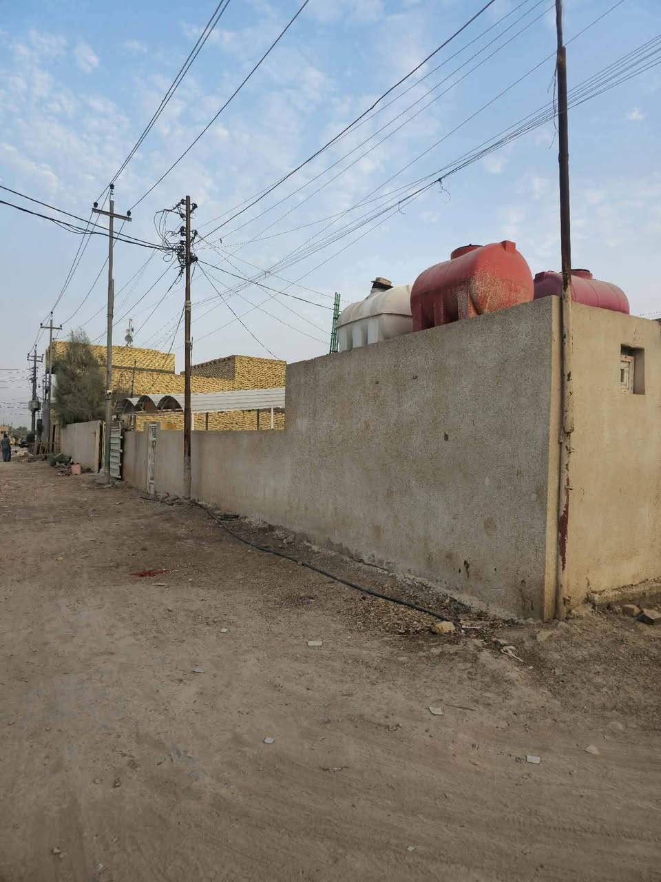 السلام وعليكم
بيت للبيع   مساحت البيت الكلي 1600+داخل 5 قطع البيت طابقين الطابق  ثاني كامل 

مشمول بل طابو عرض الشارع 19

ع طريق ابو لماش يم سايدين جدد يبعد عن سايدين 75م

الديوانيه         14

 الغرف الطابق لاول وثاني عد.5.         5/4

المطبخ.                 5/4

الحمامات داخلي وخارجي عدد9

الصاله       14/4

باقي.   ستفسار ع رقم الهاتف 

***********
