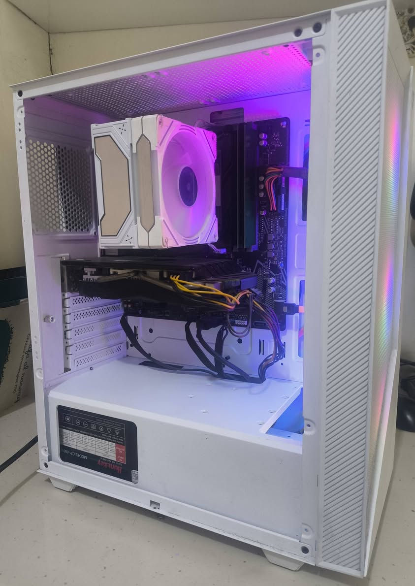 بيسي كامل للبيع
CPU: AMD Ryzen 5 3600
GPU  RX 580 8GB
MB: Gigabyte B550M K
RAM: 16GB 2666MHz
SSD 500GB
PSU: Huntkey CP-600 550W
Case: Fantech CG83 White
Cooler: ما اعرف اسمة
شاشة ACER 24 1080P 165Hz
كيبورد وماوس 
600 الف قفل
تواصل واتساب ***********
