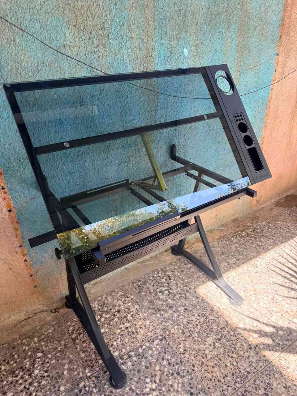 بيع ميز هندسي مع الستول مالي اي ضرر
***********
