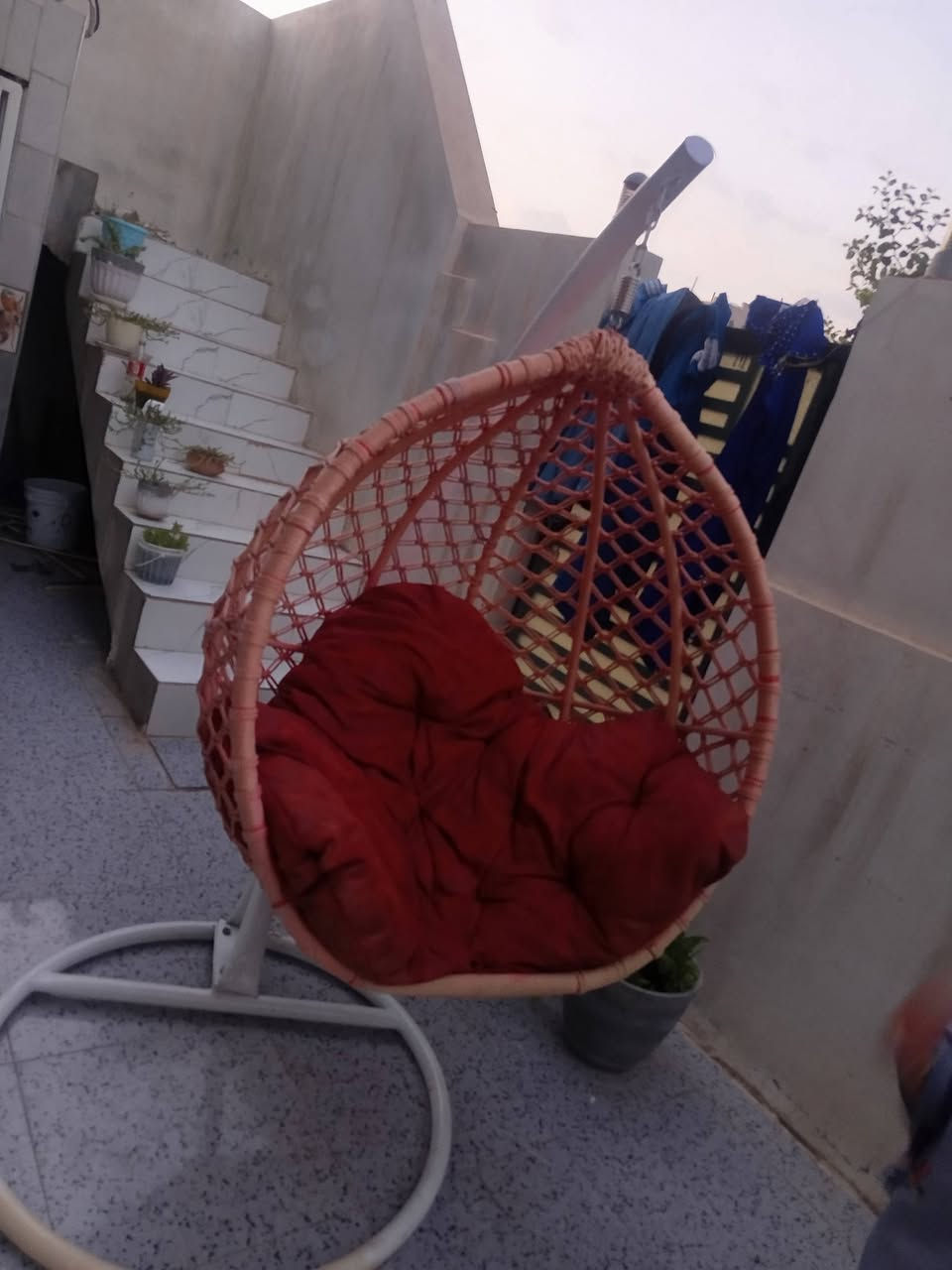 للبيع شوراو..ميز طعام مع 6كراسي مستعمل كلش قليل مرجوحة للبيع..*********** الميز مع 6كراسي 150...والمرجوحة 75 المجال قليل
