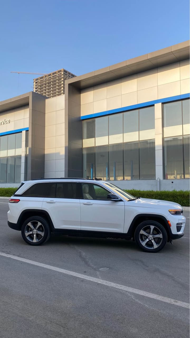 🚘 2024 JEEP GRAND CHEROKEE 4xe 🇺🇸

🔥 Plug-In Hybrid | 4×4

▫️ المحرك: 2.0L تيربو + هايبرد
▫️ القوة: 375 حصان
▫️ العزم: 470 lb-ft
▫️ القير: أوتوماتيك 8 سرعات
▫️ الدفع: 4×4
▫️ اللون الخارجي: أبيض
▫️ الداخلية: بيج

✨ المواصفات:
• فتحة سقف بانورامية مزدوجة 🌙
• شاشة وسطية 10.1 إنچ
• عدادات رقمية
• Apple CarPlay + Android Auto
• دخول وتشغيل ذكي
• تشغيل عن بُعد
• مقاعد جلد كهربائية
• تدفئة المقاعد الأمامية
• تدفئة المقود
• تكييف أوتوماتيك
• بوابة خلفية كهربائية
• مرايا كهربائية ومدفأة
• إضاءة LED
• جنوط ألمنيوم
• حساسات ركن أمامية وخلفية
• كاميرا خلفية
• مثبت سرعة متكيف
• مراقبة النقطة العمياء
• تحذير حركة المرور الخلفية
• تحذير الاصطدام الأمامي
• فرملة طوارئ أوتوماتيكية
• المحافظة على المسا
ضررها فقط جاملوغ و حافة باب صبغ بدون دواخل بدون ارباكات ب شرط 
سيارة فول فول مواصفات ماشية ١٠ الف ميل 
سعرها بلاشش بلاش ماكو ب هيج أسعار ب سوك 
سعرها 315$ ورقـــة و مجال 
للأستفسار على هذا السيارة اتصل على هذا الرقم 
كورك-واتساب 
*********** سميل, دهوك
