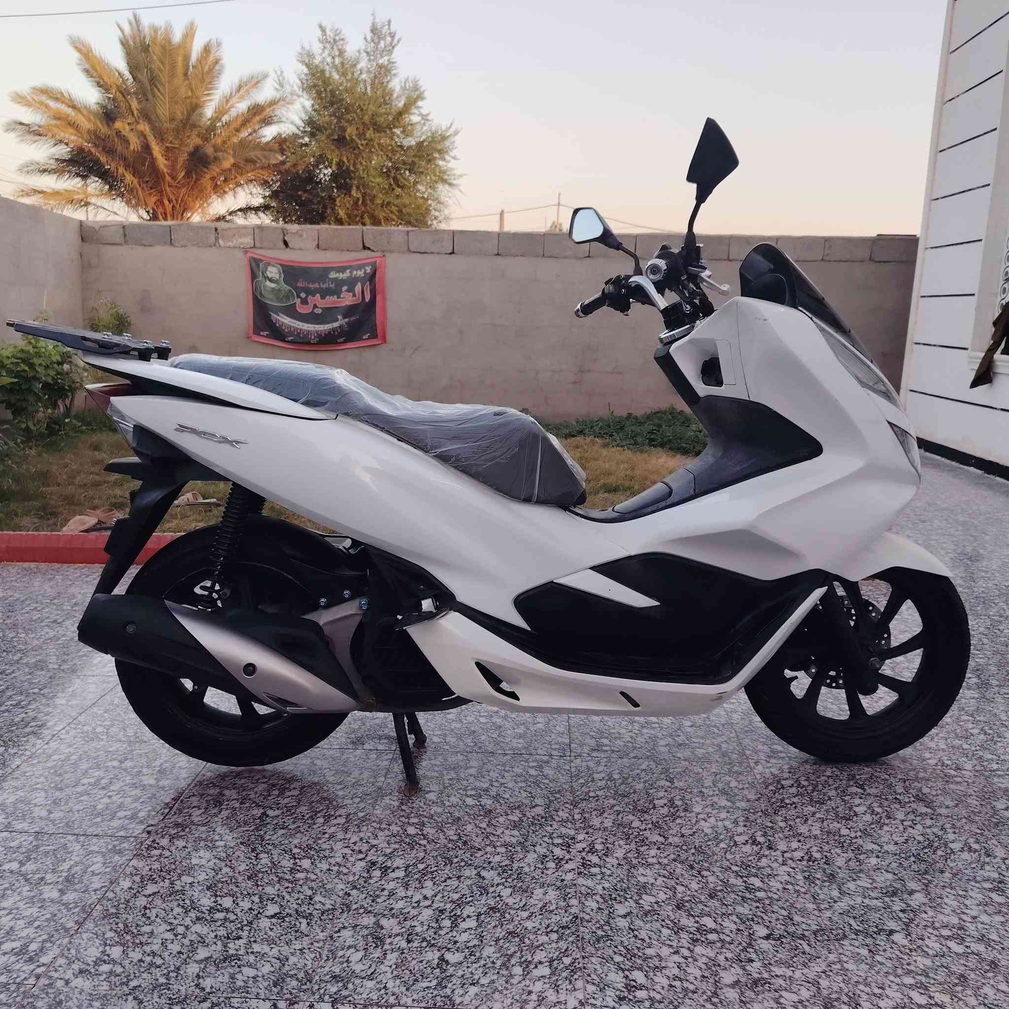 سلام عليكم.. PCX جيل ثالث  ياباني  JF  بصمه دكمتين عداد الكتروني  مكينه ما فتوح بيها برغي وكفرات بلاد  لون ابيظ صدفي  لسعر 17  ونص مكان واسط الموفقيه اتصال ***********

