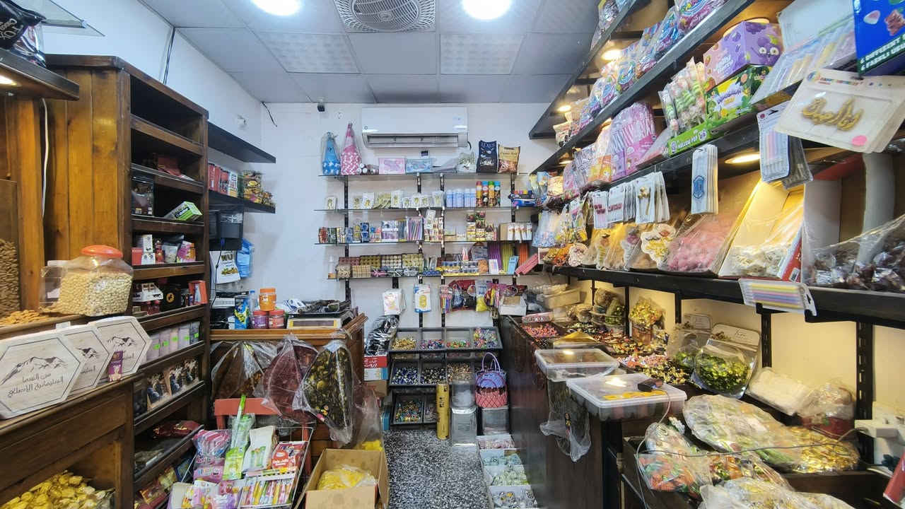 ديكور محل كرزات للبيع 
الموقع بغداد
للتواصل ***********
