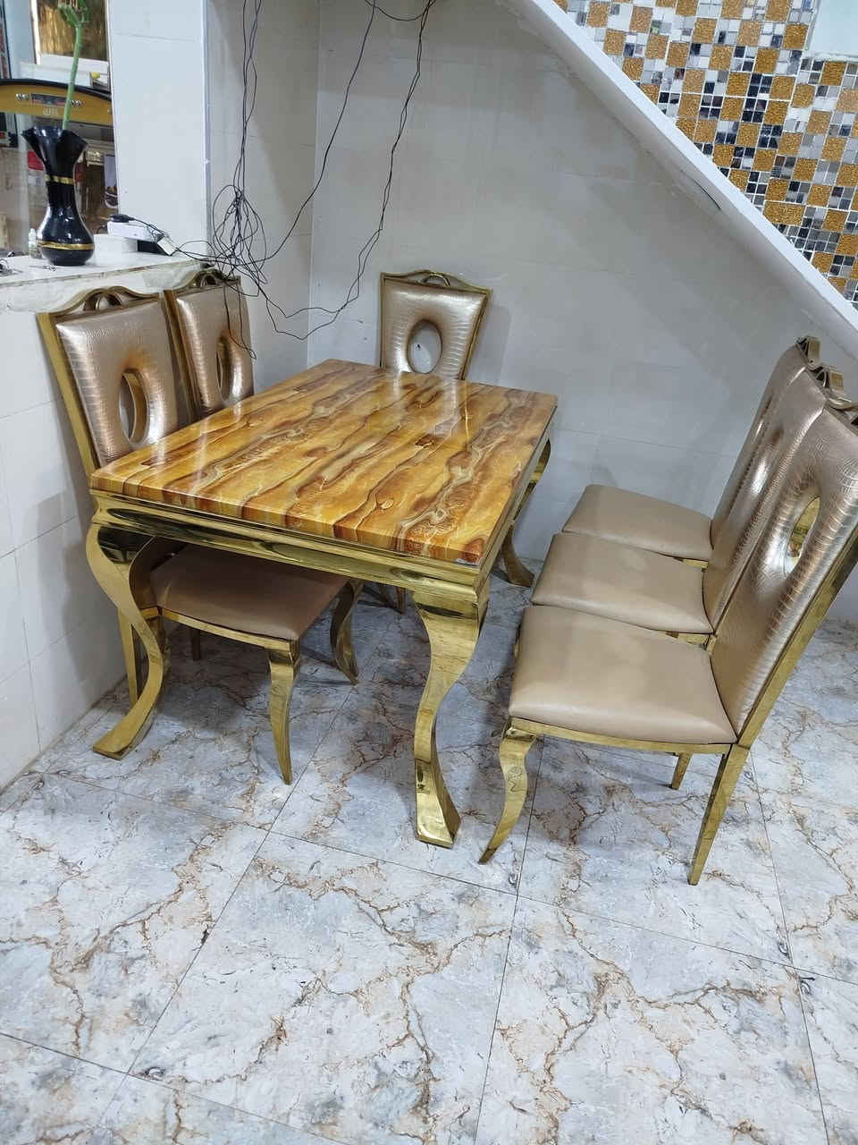 سلام عليكم ميز طعام ملكي  للبيع 6كراسي نضافه 100/100المكان كربلاء طريق بغداد يم مدينه سيد الأوصياء السعر 400وبي مجال قليل الاتصال على الرقم ***********
