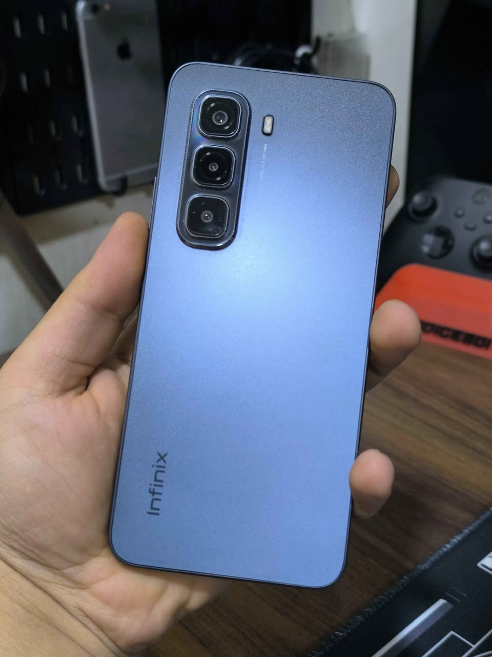 للبيع Infinix Hot 50 Pro 4G بحالة ممتازة ونظيف جداً، استخدام شخصي ومحافظ عليه.

🔹 RAM: 8GB 
🔹 Storage: 256GB
🔹 شاشة AMOLED 120Hz
🔹 بطارية 5000mAh
🔹 شحن سريع 33W
🔹 كاميرا رئيسية 50MP
🔹 بصمة داخل الشاشة
🔹 الجهاز شغال بالكامل وبدون أي مشاكل

📦 ويا الجهاز:

العلبة الأصلية
الشاحن الأصلي
الكيبل
السماعة
عدة كفرات مثل ما مبين بالصور

📱 الجهاز نظيف جداً وما بيه كسر أو ضرر واضح، والشاشة واللمس والكاميرات والشحن كلهن شغالات بصورة طبيعية.

💰 السعر: 180 الف
📍 المكان: بغداد - حي الخضراء 
📞 رقمي: *********** بغداد, العراق
