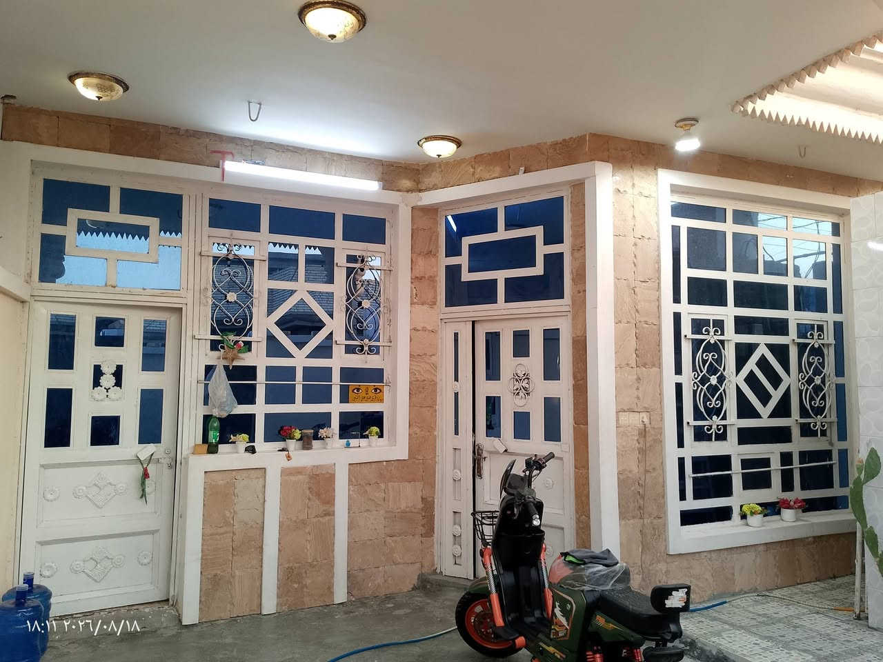بيت للبيع مساحه 140متر 
طابقين يحتوي على 
مضيف 7×4

المطبخ 6×83

الغرفة 5×4

الصاله 5×5

الطابق الثاني يحتوي على غرفتين وصاله وحمامات 

الاتصال ***********

***********

خلف مستشفى الإمام علي حي الحسناوي قريب على المدارس الصيينين

نص مكتوب في الصور:
- 18:13 2026/08/18
- ١٨:١١ ٢٠٢٦/٠٨/١٨