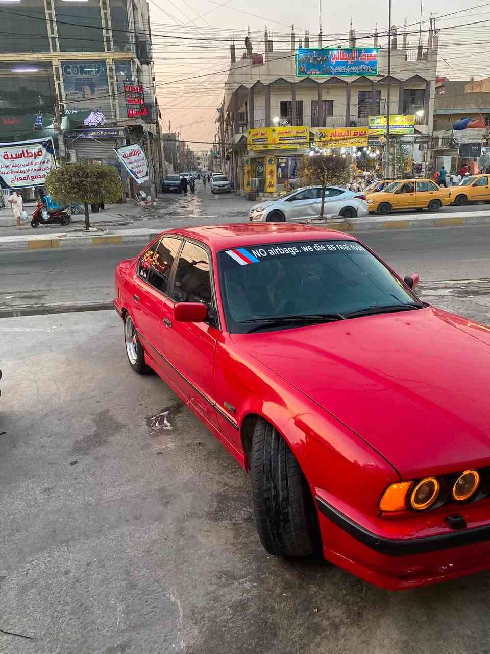 السلام عليكم BMW 540  اصل السياره 535 مكينه وارد يابان مصالهة شهرين جديده كير كفاله منضومت المي كلهة جديده راديترات واتر بم ومروحه ودبه وجوينات كلهن جدد ايرفلو جديد كلوبات كلهة زنون داخل ابيض كشانت كهرباء تخم تاير تخم ويل BBS جديد صدر امامي خلفي جديد مصروف عل سياره هواي نواقصهة 
اذان مكينة 
يدت باب سايق
تحكم الكشن مال صدر
بيهة صوت خفيف بل صارنصه 
 مكاني بغداد الحريه الرقم ***********
