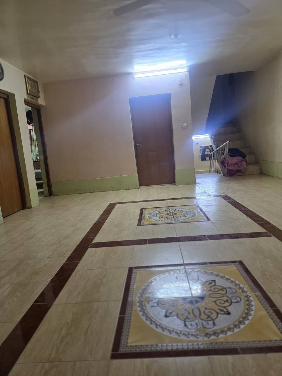 يالله يتوفر دار ٢٠٠م حي العسكري طابقين ثلاث غرف نوم وصاله واستقبال ومطبخ وصحيات كونكريت للأستفسار*********** ***********
