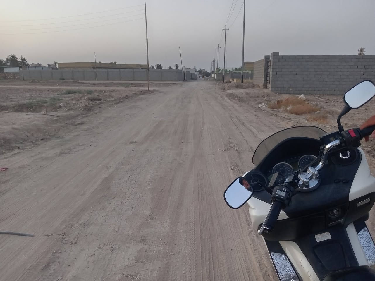 السلام عليكم قطعه 300متر طابو اسهم تحويل مباشر على طريق السفينه خلف ثانويت الواثق قطعه بيه بتلو 200متر و100حديقه تصير ماء كهرباء متوفر ركن على شارعين شوارع حلوء نضاميه السعر 35وبيه مجال اشاراي ينتصل ***********
