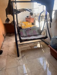 مرجوحة حديد قوي تكفي جلوس ثلاث اشخاص موجودة ساحة ميسلون لا تعاملني لا ...