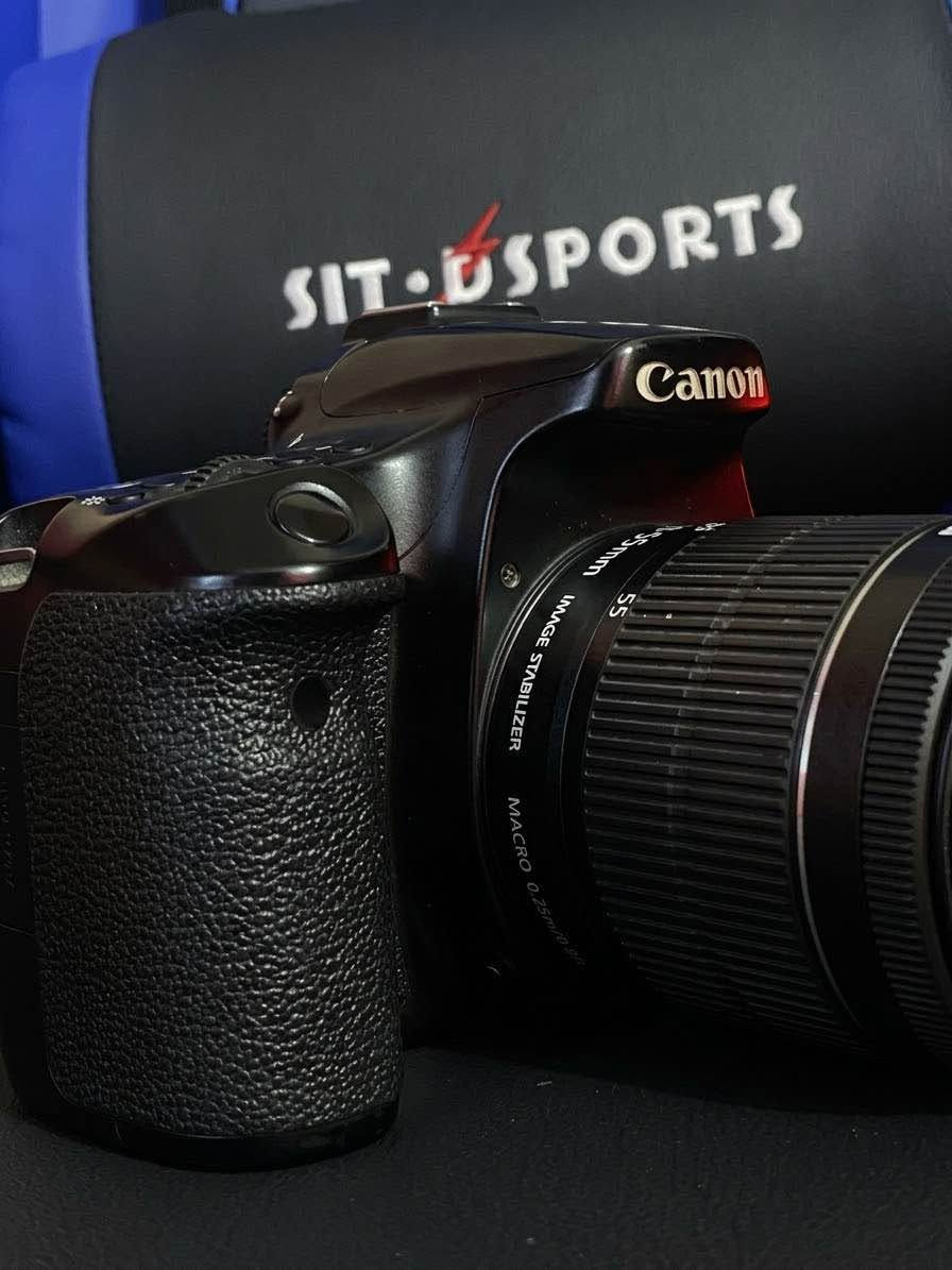 📸 كاميرا Canon EOS 70D مع عدسة الكيت 18-55mm STM 📸
للباحثين عن نظافة ومواصفات ممتازة للتصوير الفوتوغرافي والفيديو:
 الموديل: Canon EOS 70D
 العدسة: Canon EF-S 18-55mm f/3.5-5.6 IS STM
 النظافة: الكاميرا بحالة ممتازة جداً ونظيفة، الشاشة والبدن بحالة ممتازة والأزرار شغالة بشكل طبيعي 100%.
 المواصفات: شاشة لمس متحركة، نظام تركيز Dual Pixel AF سريع جداً في الفيديو، واي فاي مدمج ونظام التحكم عن بعد.
 الملحقات: (جنطة بطارية رام شاحن )
للتواصل *********** البصرة, العراق
