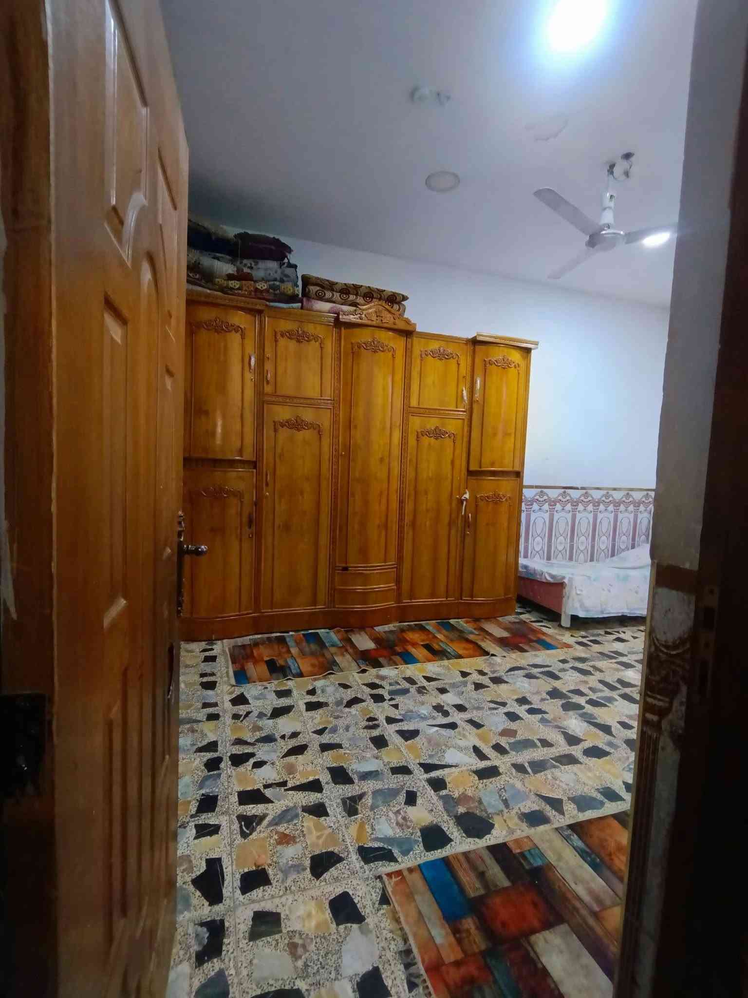 السلام عليكم توفر عندي بيت للبيع زراعي سند 117 بغداد البلديات الضباط منطقه حي الامير مساحة البيت 96 متر طابق واحد بناء 21 /الجبهه6/ نزال 16/ ارتفاع السقف 3مترات و 35 سانتيم والمنطقة كامله كل الخدمات مي مجاري تبليط كهرباء موقع البيت الضباط خلف الصحفيين قرب مدرسة زين القوس و إعدادية ابن خلدون للاستفسار اكثر *********** الرد واتساب ماسنجر أو الاتصال.          
حسن للعقار

