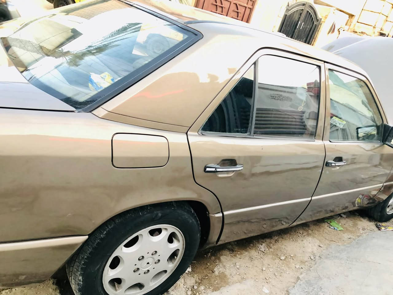 السلام عليكم 
مارسدسُ دب موديل 88 محدث 90 كير ومحرك بطة 2500 مصبوغة عام للجمالية سيارة جاهزة من كلشي سعرها 65 مكاني بغداد  حي اور للتواصل موجود واتساب على الرقم 
   ***********

نص مكتوب في الصور:
- YUP