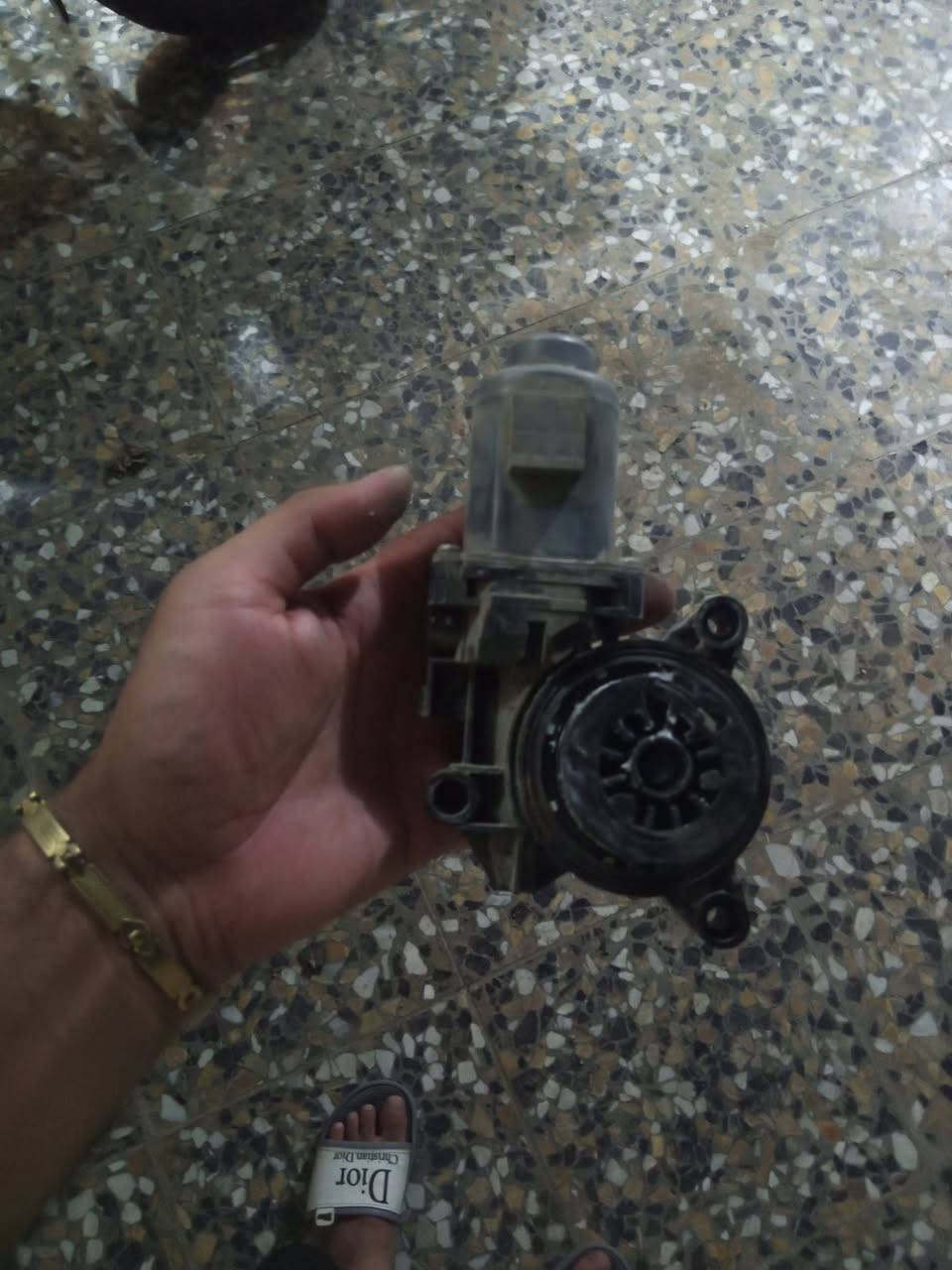 سلام عليكم هاذ غراض مال لنتر 20 نضربت عندي لباب وجبت باب جديده وهذني لغراض لبيع والباب ليه يريده نطهيه هيه والقفل هوه يخذه ويفتح لقفل من عدا رقم تليفون ***********
