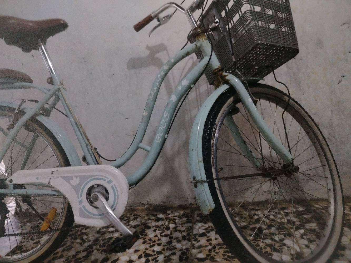:
​📢 دراجة هوائية (بايسكل) للبيع – تميم كلاسيكي مميز! 🚲✨
​نوع الدراجة: بايسكل نسائي / بناتي كلاسيكي (مديني) مع سلة وقعدة خلفية.
​اللون: سماوي أنيق (Light Blue) مع لمسات باللون البني.
​المواصفات والتفاصيل:
​المحرك والنظام: مزود بناقل حركة (نمر / دبلات دوان) لسهولة القيادة والصعود.
​المقاعد: كوشن (سرج) بني مريح جداً + مقعد خلفي مبطن وجاهز للركوب.
​الملحقات: سلة أمامية تتسع للأغراض، واقيات طين (قمصان) خلفية وأمامية لحماية الملابس، وحافظة كلاسيكية للزنجيل.
​الإطارات: إطارات متينة بحالة جيدة جداً (Compass).
​الحالة: مستعمل بحالة جيدة جداً وجاهز للاستخدام مباشرة.
​💰 السعر: 80 ألف دينار (قفل / غير قابل للتفاوض)
​📞 للتواصل والاستفسار: [ ***********]📍 الموقع: [بغدادالكمالية خلف مستشفى الفضيلية ]