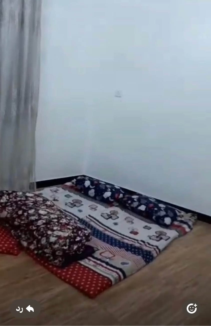 شقة للبيع مساحتها 95 نظيفه جدا طابق الرابع غرفتين وصاله ومطبخ مع سبالت عدد 2 مع المطبخ في الاعظمية المسنايا السعر 120 مليون وبيها مجال بسيط جدا للاتصال والاستفسار على الرقم ( *********** ) ابو حسام
