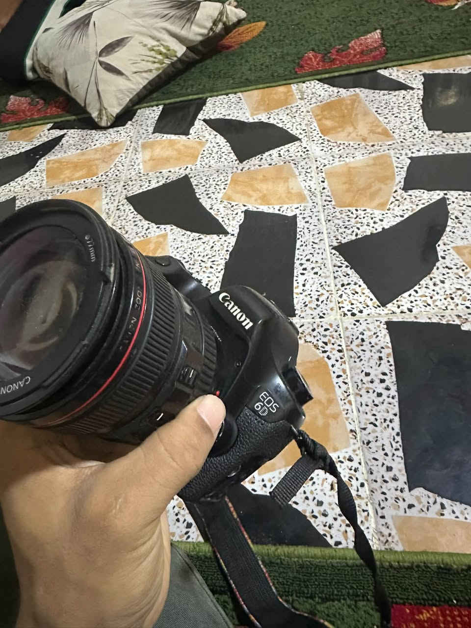 كانون 6D للبيع مكاني بصرة عدستها 24/105 كامرة تاركها صار فترة وياها شاحن وبطارية وحدة رقم تواصل *********** سهرها 500
