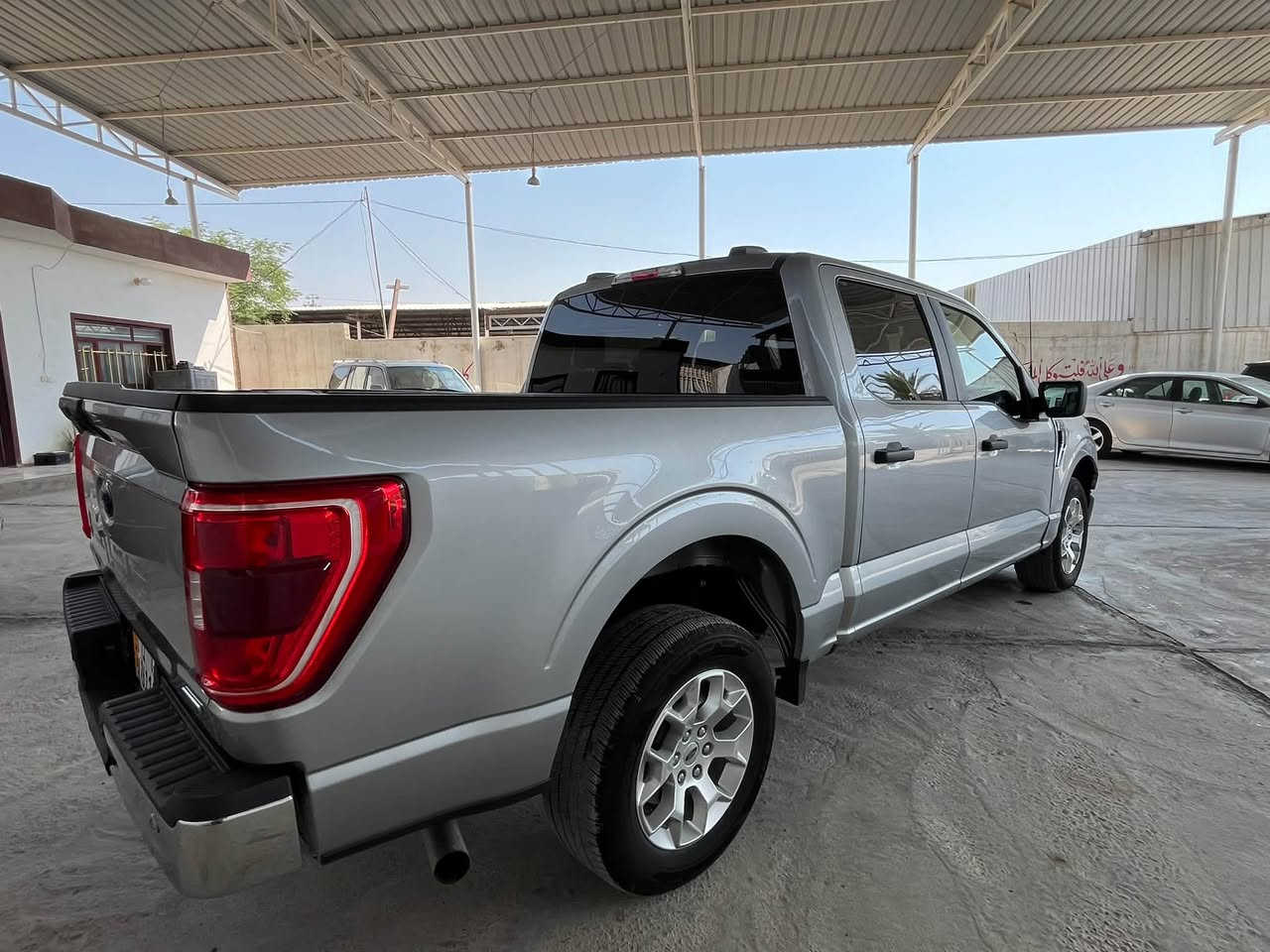 للبيع او المراوس بلاندكروز
فورد F150 XLT
السعر 265 وبيها مجال 
موديل 2022
محرك 6 سلندر 3500 
ماشيه 14 الف  
 رقم بغداد دولي 
بدون صبغ فقط بارد بلجاملغ 
باب طويل بدي قصير المرغوب 
 ارباك ستيرن وبرده 
عدة جك سبير كله كامل 
-مكان السياره سامراء 
-الاتصال على الرقم ‭ ‭ ‭***********‬
