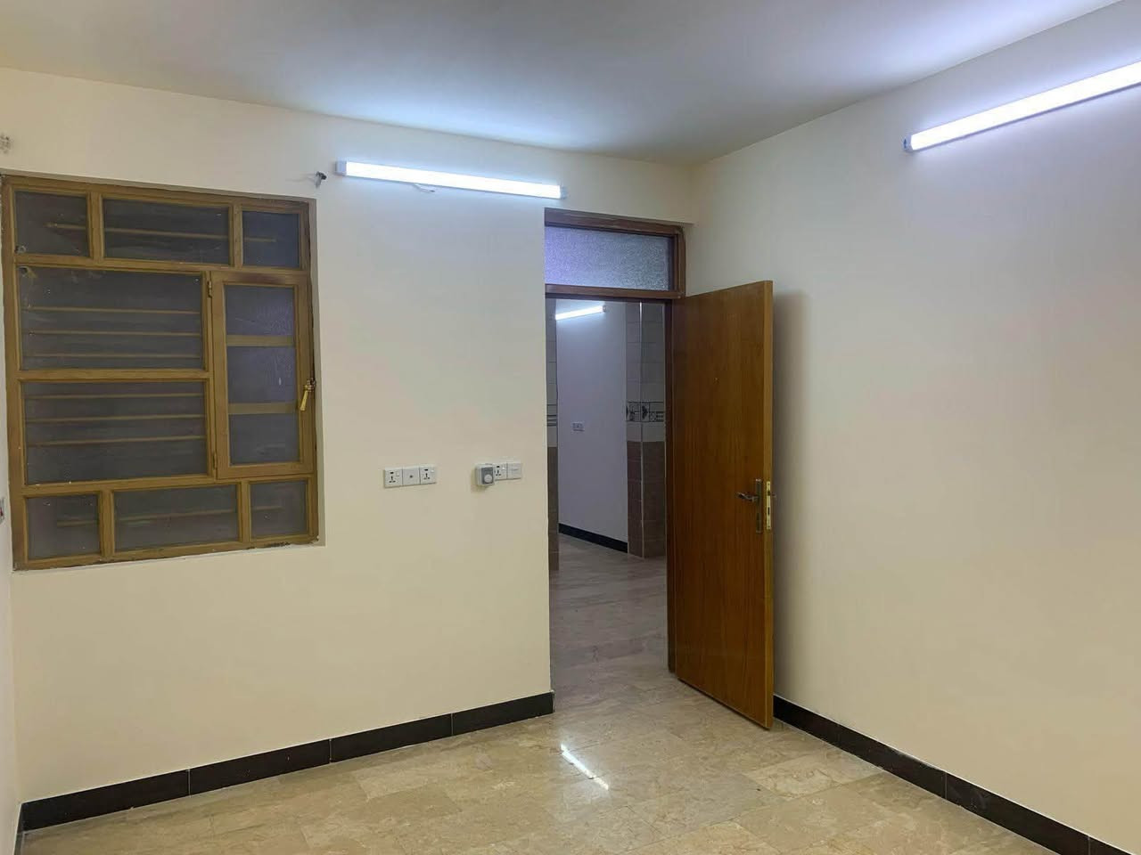 � شقق للإيجار في عمارة راقية – للعوائل فقط 🏡
📍 الموقع: الكرادة خارج – قرب حلويات أبو عفيف
📌 موقع مميز جدًا يربطك بالكرادة داخل، الكرادة خارج، والعرصات
✅ موقع استراتيجي قريب من جميع المناطق الحيوية والخدمية

🔹 الشقة:
• غرفتين نوم
• صالة
• مطبخ
• حمام
• بلكونتين بإطلالة جميلة

✨ مواصفات العمارة:
✅ مصعد كهربائي يعمل 24 ساعة
✅ حارس متواجد دائمًا
✅ تنظيف يومي للعمارة
✅ كاميرات مراقبة حديثة
✅ خزانات ماء مستقلة لكل شقة
✅ العمارة مخصصة للعوائل فقط – بيئة هادئة وآمنة

📞 للاستفسار أو المعاينة:
📱 ***********
