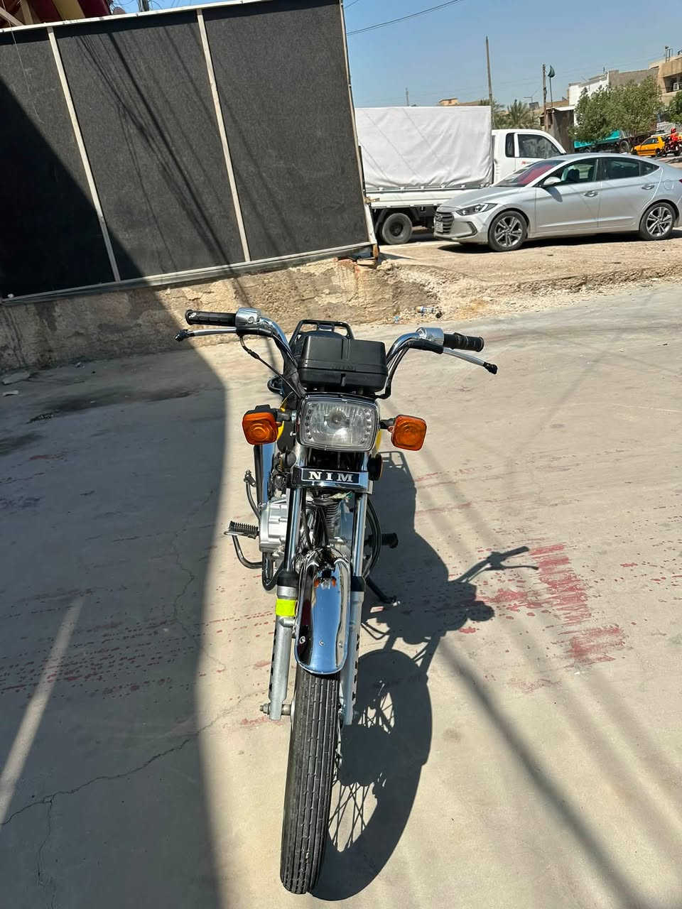 السلام عليكم شباب دراجة نامة 2026
الدراجة خير من الله كامله مابيها نقص الدراجة ممفتوحة لا تنقيص لا تبخير البارحة بدلت الها دهن تجي تفحصها وتتاكد الدراجة ع كد اروح بيها للشغل ورجع ممتعبها خير من الله ،الله شاهد من جبتها لحد هذا اليوم عطل واحد معطلانه امانة الله ورسوله الي تفيدة خل يتصل *********** 

عارضها ب 575وبيها مجال بسيط للشراي انطيك وياها الصفاحيات مالتها والباتري وانطيك وياها دبلات امامية بعدهن بالجيس ممستعملات واصليات
