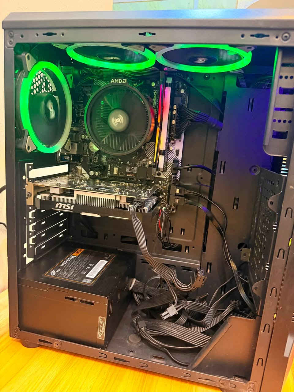 R5 3600 Tray 
Ram 16 
GPU NVIDIA 1650 4 GB
Mb B450M HDV
PUS 700w
شاشة سامسونك 4K
سعر 700 مع توصيل 
***********
