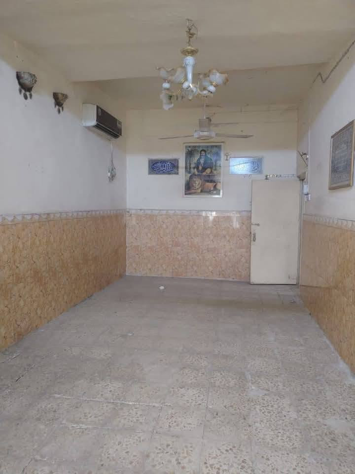 عدنه بيت للأيجار ب حي القادسيه قرب فلكة المطار..ركن..٢٠٠..متر....خط مولدجاهز...خط كهرباء..ثريفيز . خط مولد جاهز من كلشي..سبالت..حافض تستغل بالمطبخ والاستقبال..سبلت ومكيف .....يشتغلن...........٢...غرف نوم...استقبال كبيره....مطبخ.. كراج سياره صحات داخليه وخارجيه سعر الايجار 500 وذا بمقدمه 3 اشهر 450 النجف, العراق
