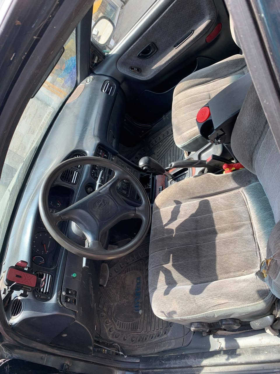 سوناتا 2 موديل 95 مكينه كير خير من الله جواها تخم تاير صدرها نص عمر تبريد مابيها كهربائيات كلها شغاله عنوان بعقوبه التحريري السعر 40 ورقه وبيها مجال مكلف بالنشر رقم صاحب السياره 
***********
