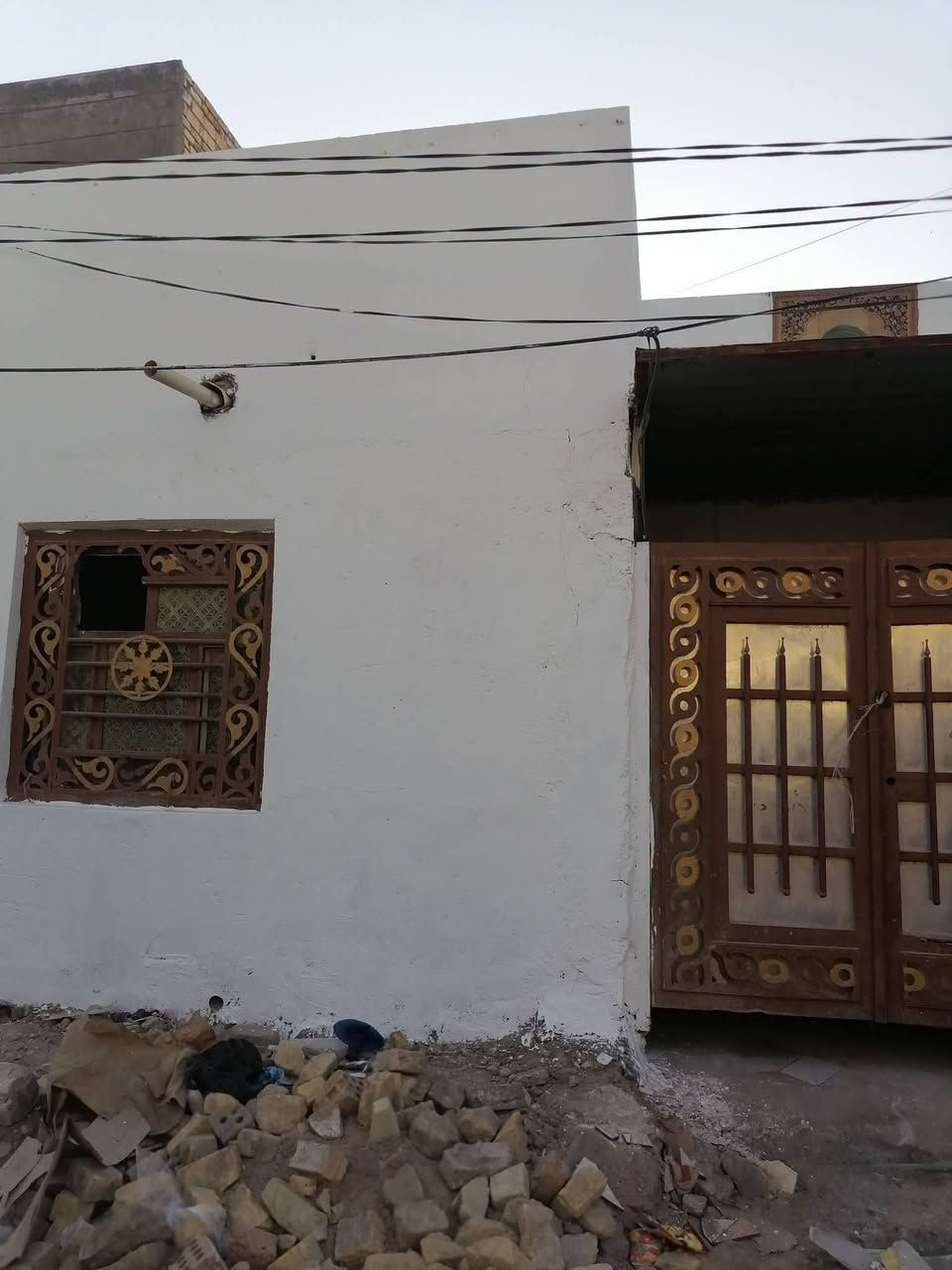 دار سكن طابو صرف
المساحة ١٠٥ متر
مربع واجه ٩ متر 
البناء طابوق عكادة
استقبال
مطبخ
غرف نوم
صاله
صحيات
السعر ٥٥ مليون
الموقع الديوانية حي العسكري الثاني خلف المستوصف شارع الصب شارع الخباطات
للاستفسار أكثر مراجعة مكتبنا التوكل للعقار الكائن في حي العسكري شارع ٣٠ او الاتصال والمراسلة على الواتساب على الرقم ***********
