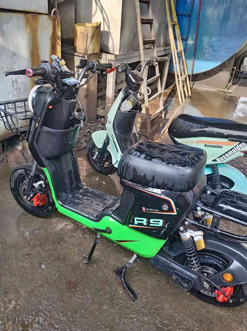 دراجتين للبيع ار ٩ نضيفه وشغاله السعر 375   مكان بغداد وره سيطرة الشعب القديمه الثانيه يراد الها بطاريات ٤  ***********
