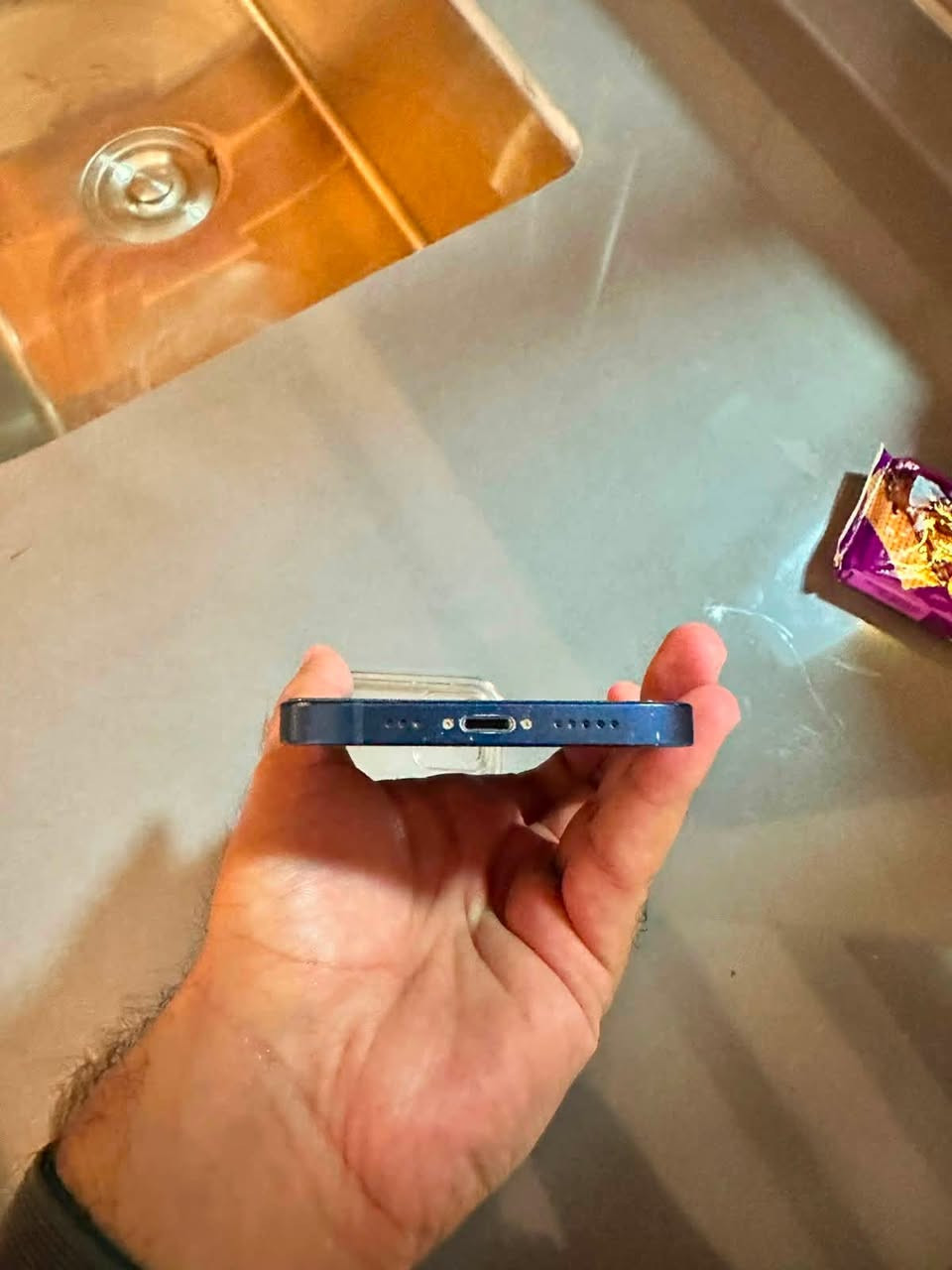آيفون ١٢ عادي 
ذاكره ١٢٨ غيغا 
بطاريه ٩٠ ٪؜ 
فيس إيدي شغال 
جهاز بلادي 
فقط شاشه الكلاس مفطور فقطط الكلاس 
يجي ويا كفر شفاف 
السعر ٢٢٠ وبي مجال قليل 
عنوان بغداد
للتواصل ***********
