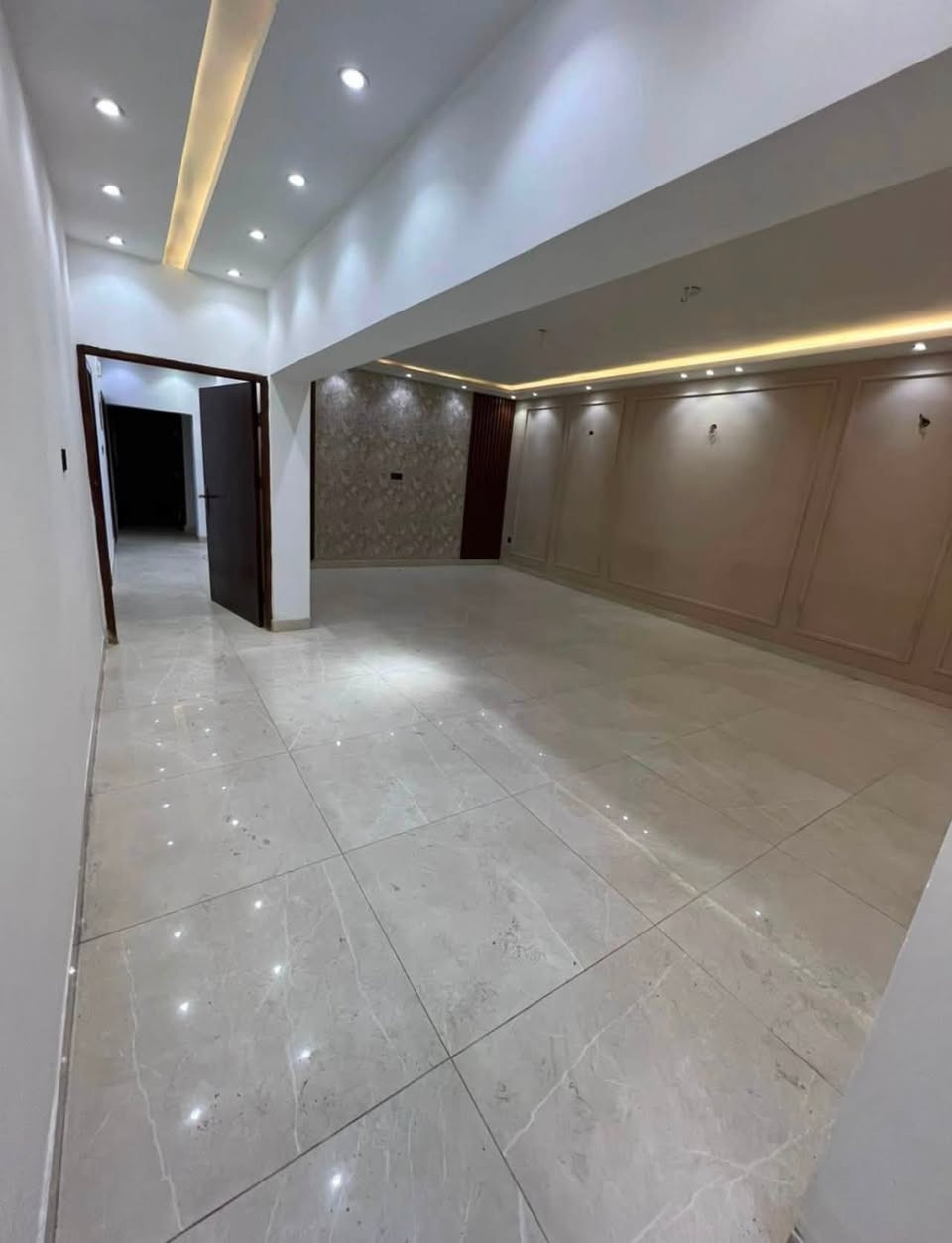 ✅بيت للايجار في زيونه محله 718
✅المساحه 250م
✅يحتوي العقار على كراج وحديقه

✅الطابق الأول استقبال مطبخ حار وبارد+غرفتين نوم وخدمات

✅الطابق الثاني غرفتين نوم وخدمات
التفاصيل اكثر يرجى الاتصال
📞***********
📞***********
