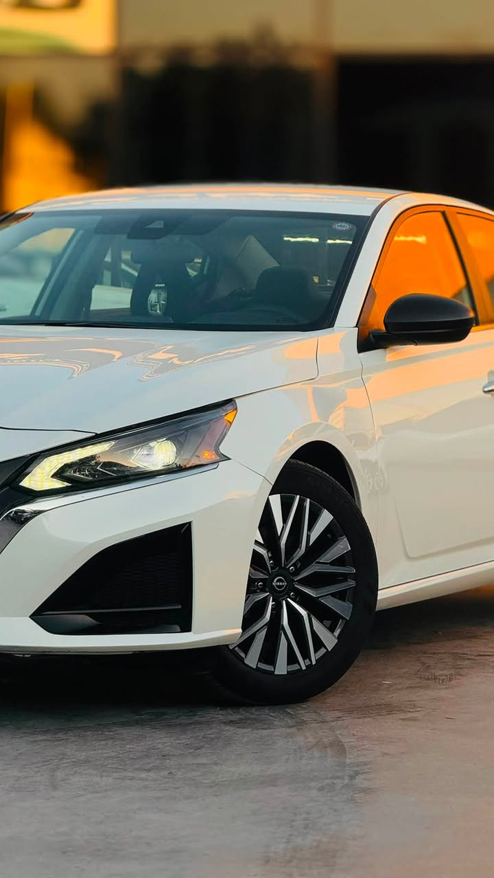 حادث خفیف و مرقم 🔥
.
Nissan Altima - 2025 
.
مواصفات SV 
.
سیارە ماشیە ٢٨ الف میل 
.
حادثە شویە صبغ من بنید و بارد الصغیر من جاملغ .
.
***********
