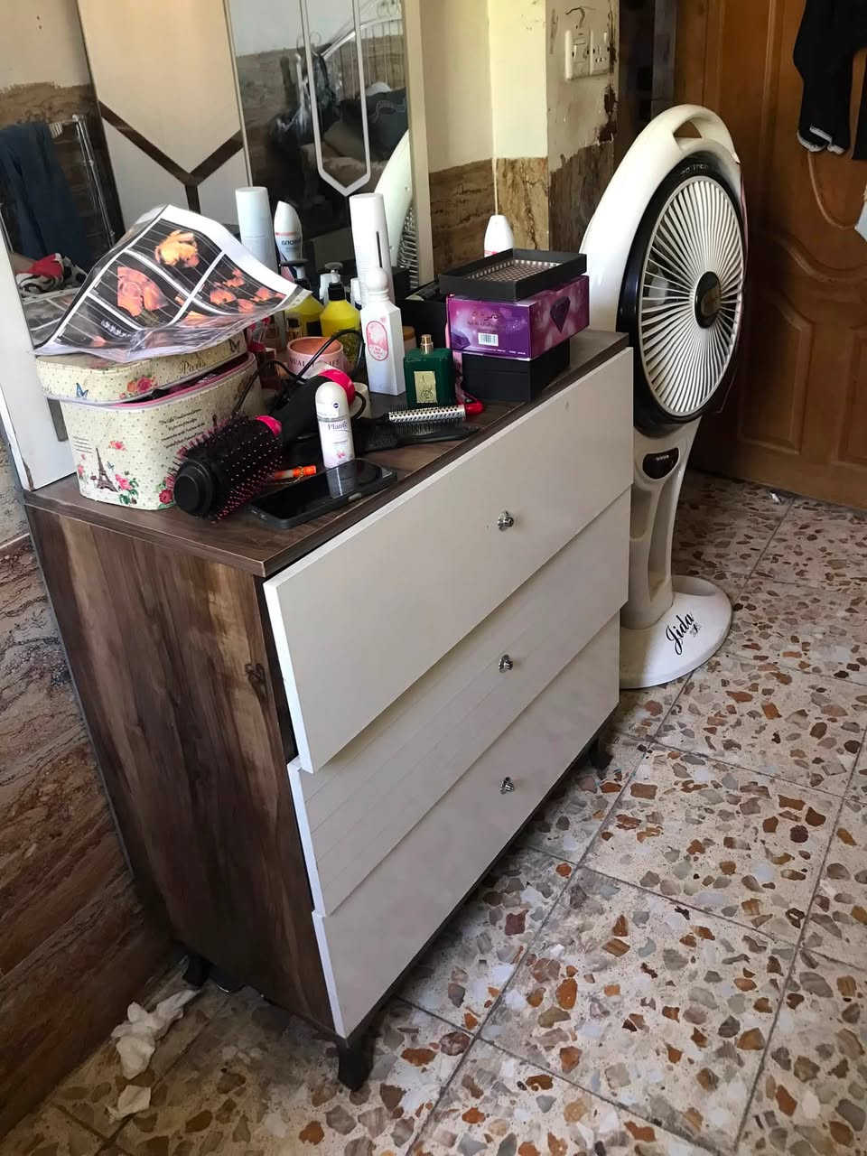 السلام عليكم اثاث بيت كامل للبيع كلهن نضيفات مكاني اليرموك او بلبياع ***********
