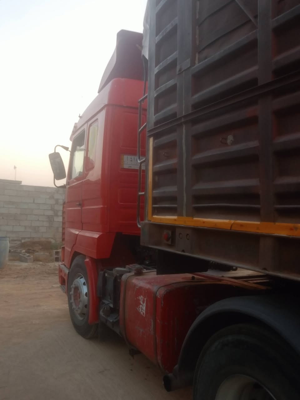 سلام عليكم اسكانيا موديل 91بيع راس وعربانة السعر 255ورقه وبيهة مجال اتصال ***********مربوطة عربانه اربع محاوير كير عادي 3/3سياره محدثة تحديث جديد السياره خير من الله

