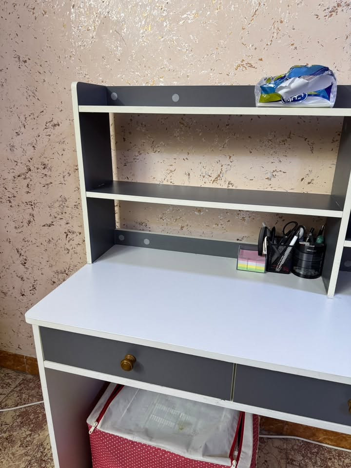 ميز للبيع
سلام عليكم 
ميز خشب mdf للدراسه نظيف وما بيه اي كسر
بيه رفوف ومجرات هايدروليك 
نظام الشد ماله ايكيا
طول ١٠٠ عمق ٥٠ ارتفاع ٧٥
مكاني حي الجامعه شارع ٦٦
سعره ٦٥ وبيه مجال
تواصل واتساب ***********

