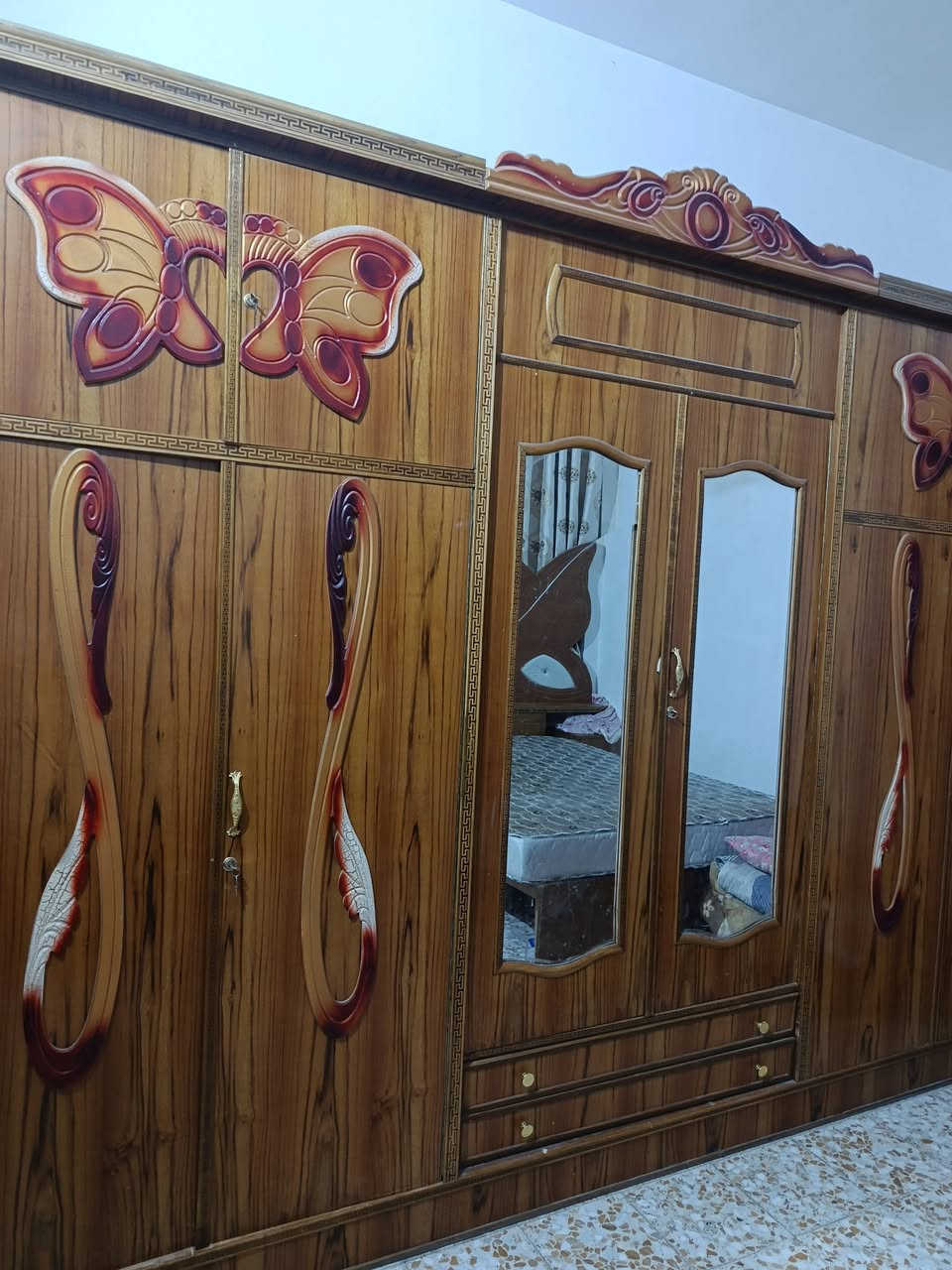 غرفه نوم للبيع استعماله 3 اشهر فقط محتاجين ع بيعتها ماخذيها 700يردوها ب350وبيه مجال بس التاج بدون جربايه
