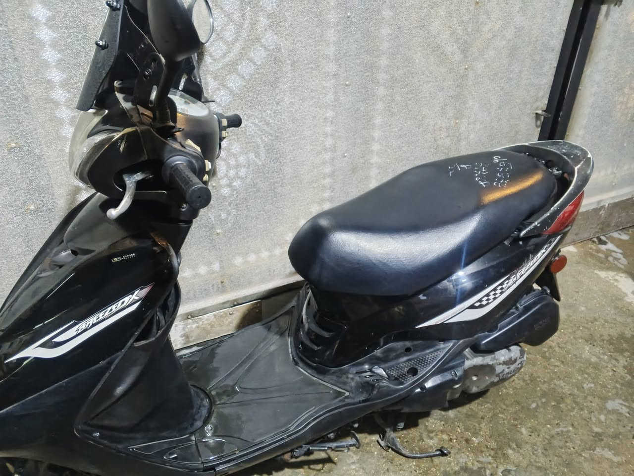 سلام عليكم دراجه بريز بغبغاء دراجه رمبه صار شهرين نازله رمبه الكفر والسواد مكينه ختم دهن كله امزويل اديرله على يدي من الرمبه والسعر. مليون وميه وبيه مجال رقم ***********واتساب موجود
