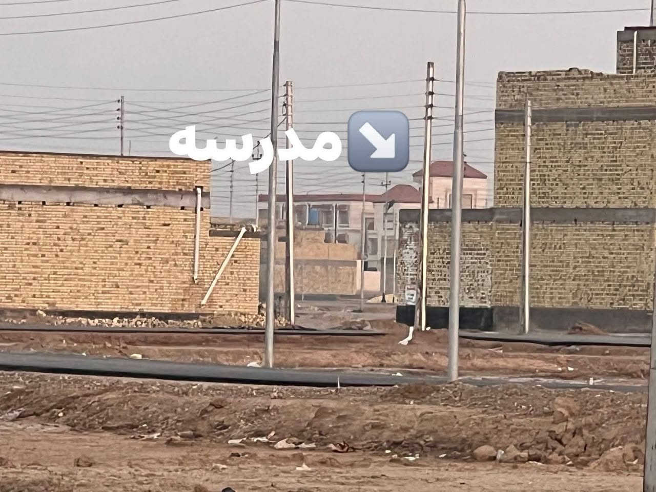 قطعة ارض للبيع مساحه 100 متر ٥×٢٠ بحي القصور قرب المدرسه النموذجية نوع العقار طابو سند ٢٥ قرار محكمه تحويل مباشر منطقه سكنيه وهدؤ فول وكافة الخدمات متوفره تبليط كهرباء وماي ومجاري سعر مناسب اقل من السوك ١٣ مليون فقط نهايته الشراي يتصل ***********
