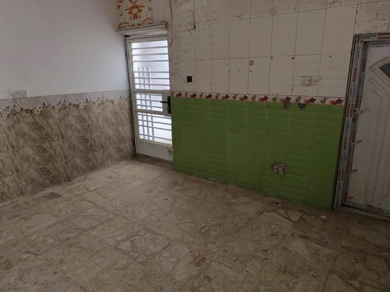 السلام عليكم بيت للبيع 100م على شارع سايدين مقابل مطعم جكن بيت نضيف وجاهز باسمي تحويل مباشر طابق واحد السعر 63 رقم الهاتف ***********
