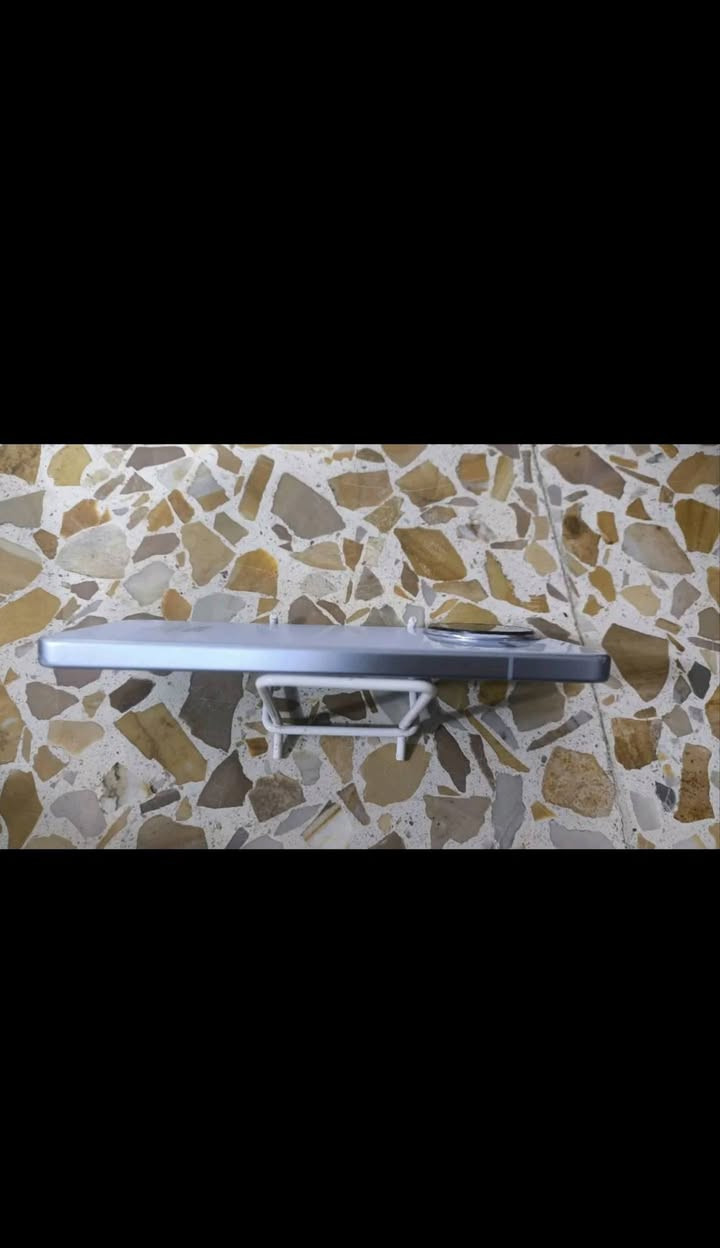 الرقم ***********
بوكو F7 برو (Poco F7 Pro) ذاكرة 512 كيكا للبيع - لقطة 🔥نص الإعلان:السلام عليكم شباب.. عندي جهاز بوكو F7 برو للبيع، غني عن التعريف وحش الألعاب والسرعة.الذاكرة: 512 جيجابايت (العملاقة).الرام: 12 جيجابايت.النظافة: الجهاز شغال 100% وبقمة النظافة، معالج خارق وبطارية ممتازة.): بي بس فطر خفيف على الشاشه صغيرة جداً (مبينة بالصور) ما مأثرة على اللمس نهائياً. الشاشة الداخلية الأصلية الـ AMOLED سليمة 100% والألوان طبيعية وما بيها أي حبر أو خطوط (يعني يحتاج بس تبديل جامة داخليه إذا تحب).
السعر:  400 قفل وبدون احراج (وقابل للشراء والمناقشة البسيطة للطيبين). ملاحظه الجهاز بدون ملحقاته وبدون شاحنه يعني تاخذ الجهاز خالي فقط جهاز
