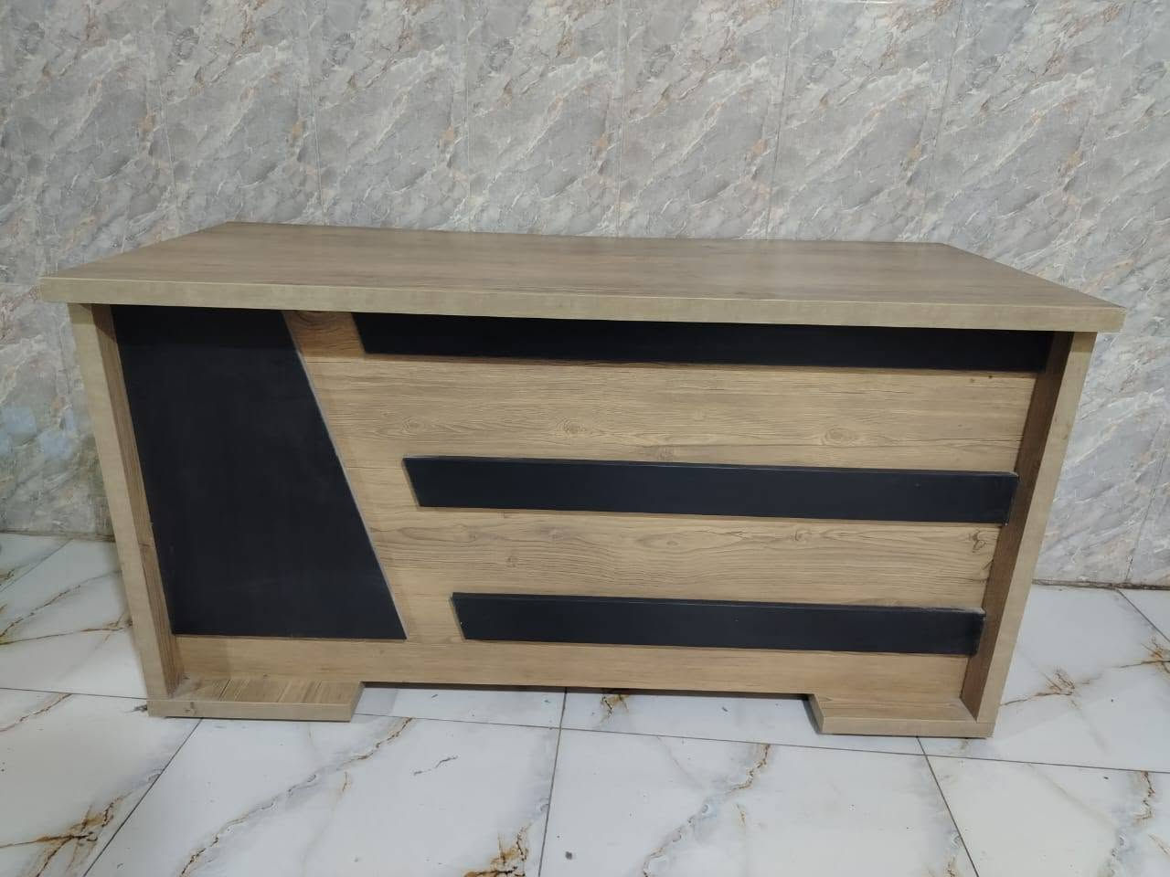 السلام عليكم مكتب للبيع مستخدم قليل النضافه 100% الاستفسار *********** عنواني بغداد العبيدي
