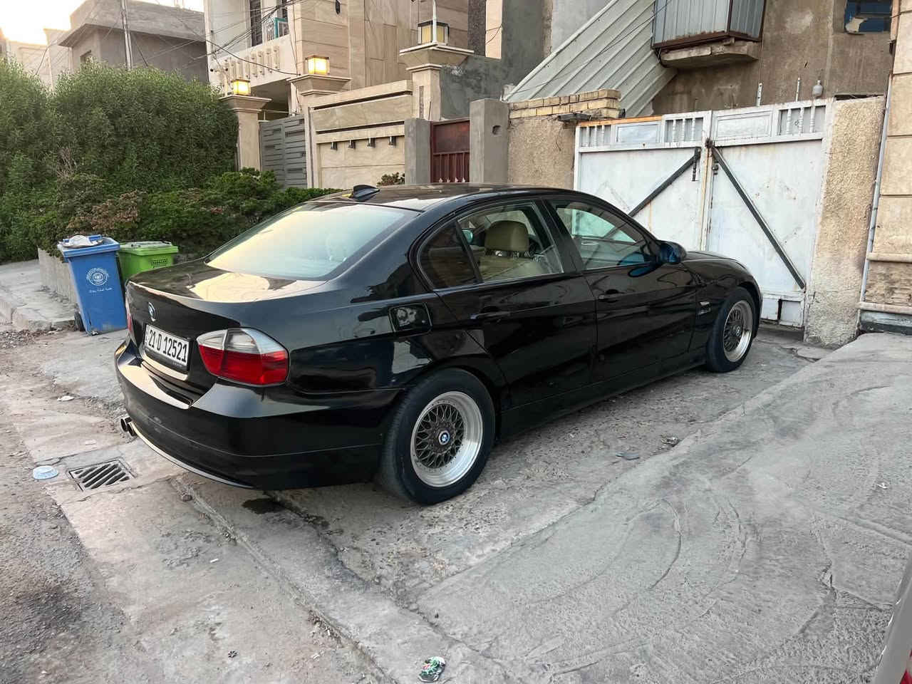 السلام عليكم
للبيع او مراوس حسب القناعه 
BMW 
حجم 330 محرك 6 سلندر n52
موديل 2007
فول مواصفات 
كير محرك صدر كفاله 
تبريد ثلج مكفوله من الضربه بس بيها بارد بسيط 
رقم شمالي تحويل مباشر هزه جديده
للاتصال ***********
مكان السياره بغداد حي الجهاد حي الحسين
السعر مناسب

