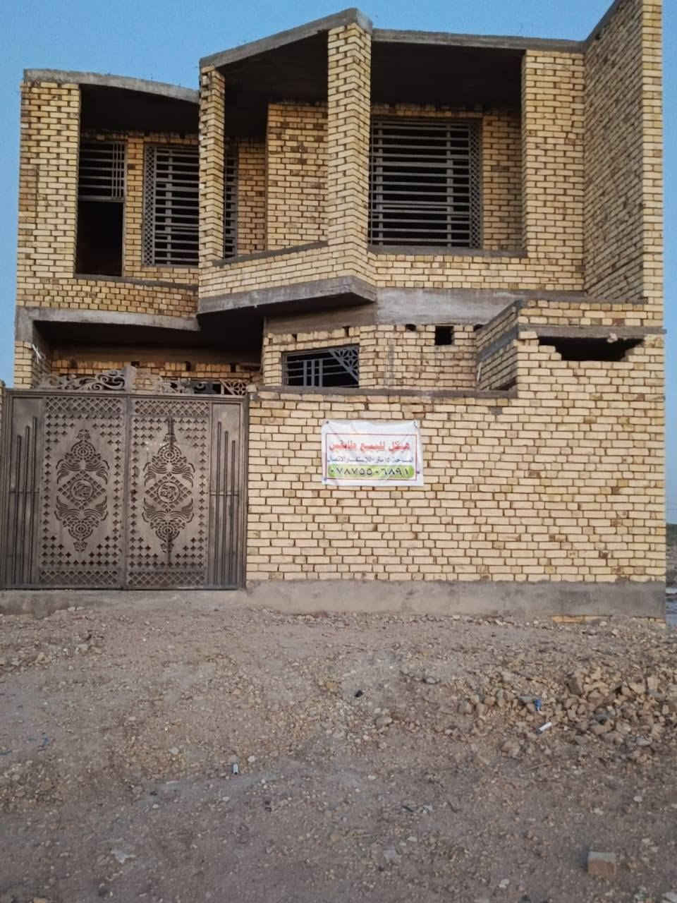 السلام عليكم
هيكل للبيع المساحة 150متر 
مقاطعه 27قرب المدرسة الصينية 
رابع بيت عن شارع 40
يتكون الطابق الأول غرف عدد2وصاله ومطبخ حار وبارد 
وستقبال وصحيات داخليه وخرجيه 
الطابق الثاني يتكون من غرف عدد 4 وصحيات 
السعر خاص مفتوح او واتساب ***********
