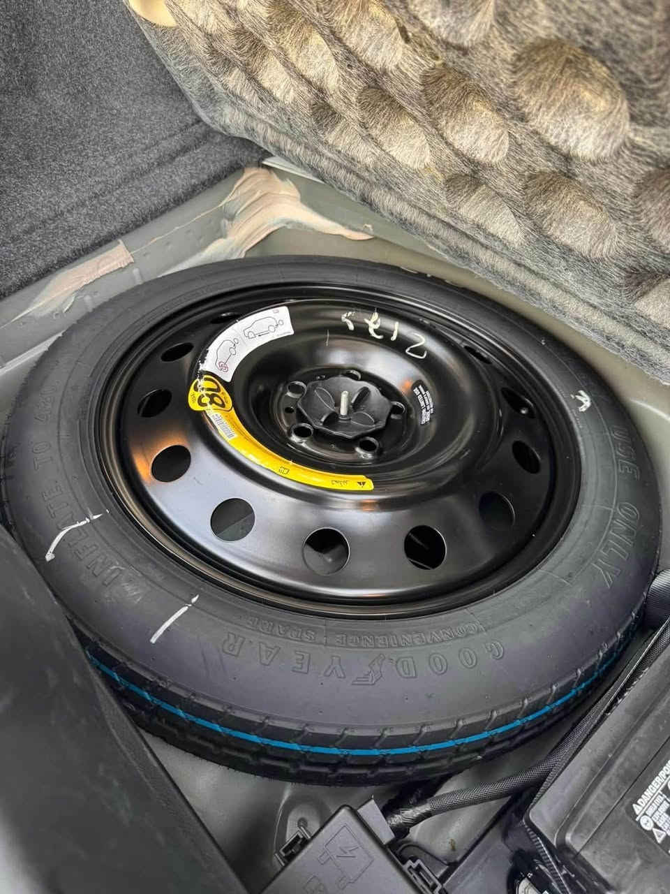 جارجر  GT PLUS موديل 2022 ( خـليـجـي ) 
شركه هارلم ❤️‍🔥 لون ابيض 
 (اورنج ادشن )  فول فول مواصفات نادره 
كفاله لا صبغ ولا تبديل ولا بارد ولا شخوط 
  ماشيه 40 ألف  فقط رقم بغداد جديد بسمي 
الموديل :2022  . (خليجي) 
المواصفات :
* نسخة ORANGE EDITION. 
* خطوط طولية على الهيكل. 
* مكابح رياضية برمبو خاصة بالون البرتقالي. 
* جناح خلفي اسود. 
* ويل قياس 20 انچ اسود . 
* ستيرن رياضي . 
مقاعد رياضية من الشاموا مع خطوط بالون البرتقالي. 
* نقطة عمياء . 
* مصابيح أمامية زنون . 
* كشافات الضباب زنون . 
* المصابيح الأمامية مع LED . 
* حساسات . 
* شاشه كبيرة مع نظام ملاحة نفكيشن GPS .
* الشاشة مع اوپشنات SRT . 
* سستم صوت الپاين .
* فتحت سقف (سلايد) . 
* مقاعد أمامية كهربائية عدد 2 . 
* ذاكرة لحفظ وضعيات الجلوس (ميموري) . 
* مقاعد أمامية تبريد وتدفئة . 
* مقاعد خلفية تدفئة . 
* تشغيل عن بعد . 
* ستيرن كهربائي . 
* تدفئة ستيرن . 
* محدد سرعة . 
* تلفون بلوتوث . 
* كاميرا خلفية .
* مرايا متحسسة للاضاءة العالية .
* كير شفتر بالستيرن . 
* دخول ذكي (بصمة) .
* الرقم بغداد 
السعر 30,000 سعر نهائي   
*العنوان: البصره 
سياره جاهزه من كلشي 
للاتصال ع الرقم: ‭***********
