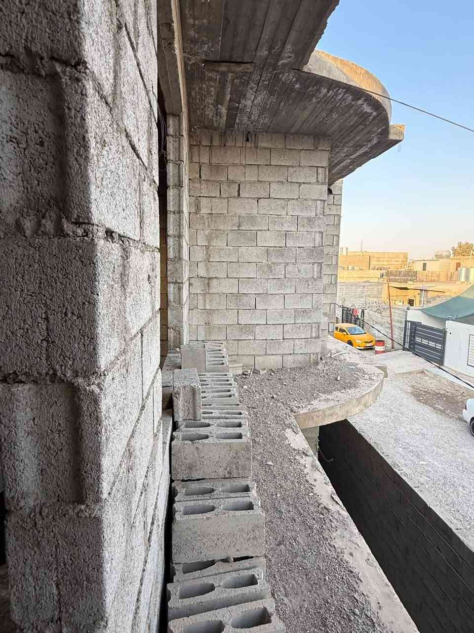 السلام عليكم عندي هيكل اللبيع مساحت 100متر مربع قاطين موقع حي بدر قرب مدرسه علي شاهين سعره 40 وبي مجال***********

